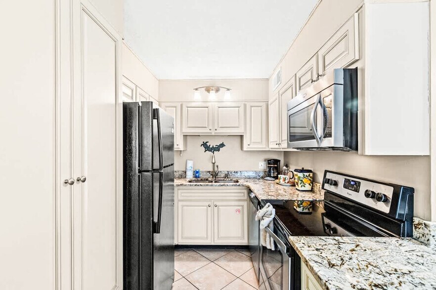 Building Photo - 8743 Thomas Dr