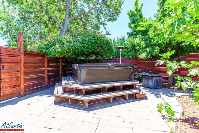 Building Photo - Stunning Home | Remodeled | Desirable Loca...