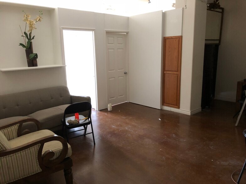 Building Photo - 312 W 5th St