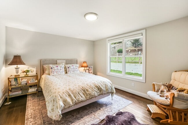 Building Photo - ELEGANT AND SPACIOUS 5 BEDROOM 3 FULL BATHROOM HOME IS AVAILABLE 3-1-2026  IN THE ROSEMARY HILLS ...