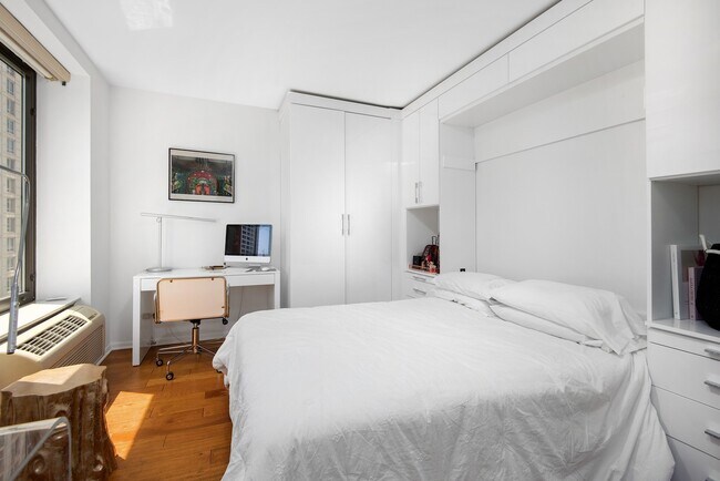 Building Photo - 40 E Delaware Pl