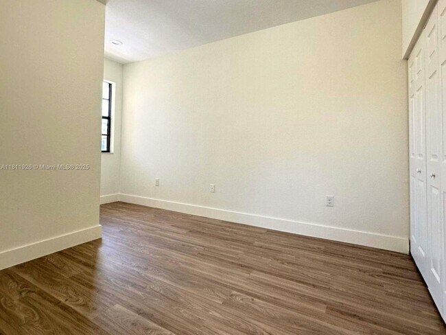 Building Photo - 3223 SE 7th Ct