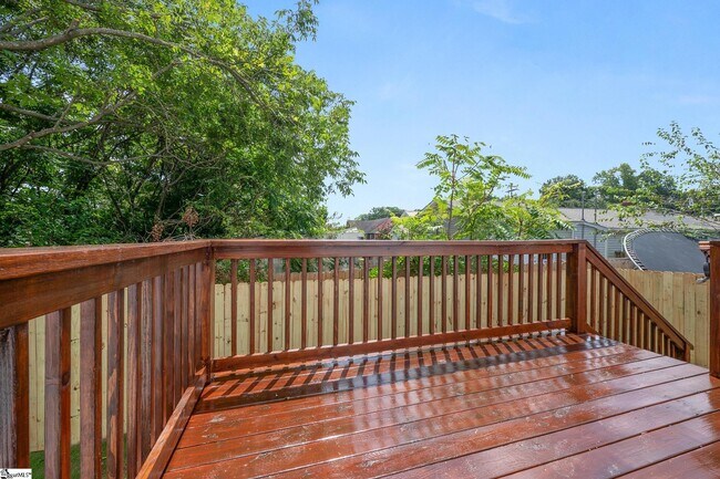 Building Photo - 305 Valley St