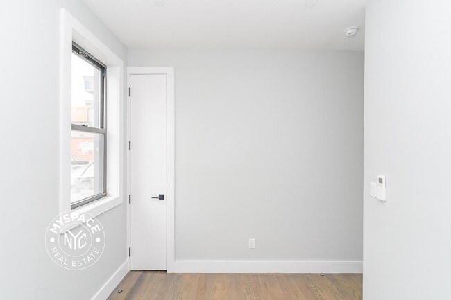 Building Photo - 644 Lorimer St