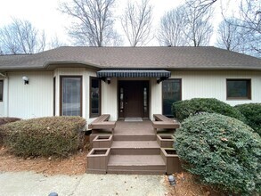 Building Photo - 2712 Merry Oaks Trail