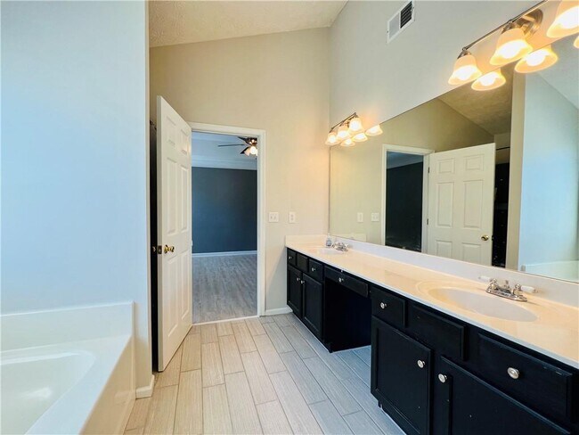 Building Photo - 156 Weatherstone Dr