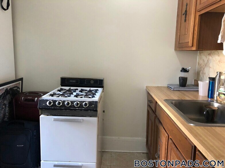 Building Photo - 349 Pleasant St