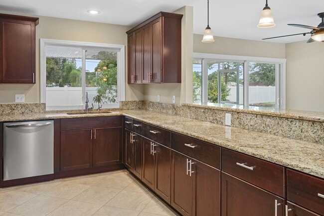 Building Photo - Perfect West Bradenton Location - 2 bedroom / 2 bathroom Home