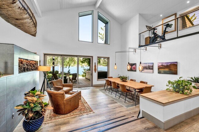 Building Photo - LAKEFRONT LUXURY ON LAKE STANLEY | FULLY FURNISHED + UTILITIES INCLUDED IN GUARDED LAKERIDGE SHORES