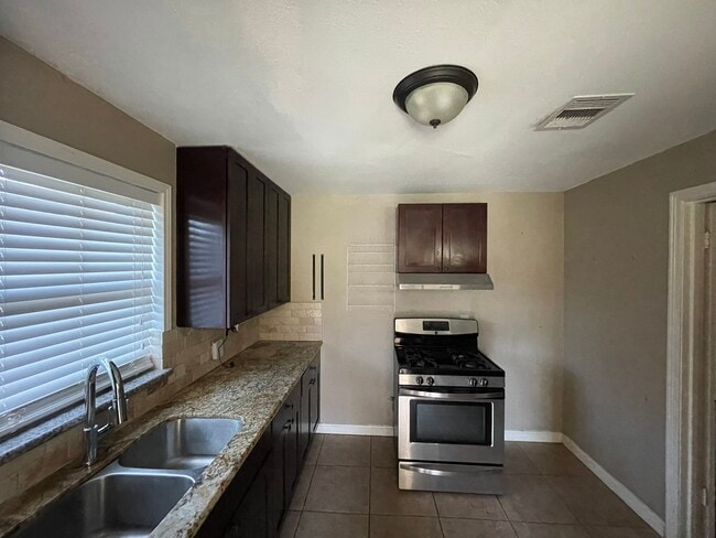 Building Photo - 206 Frawley St