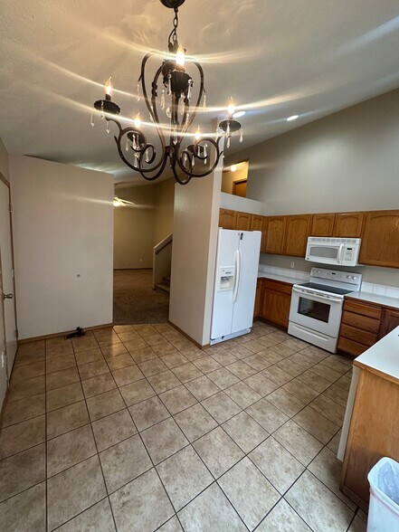 Building Photo - 1517 E Calkins Dr