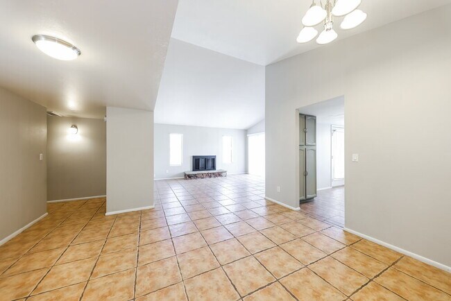 Building Photo - 6630 W Poinsettia Dr