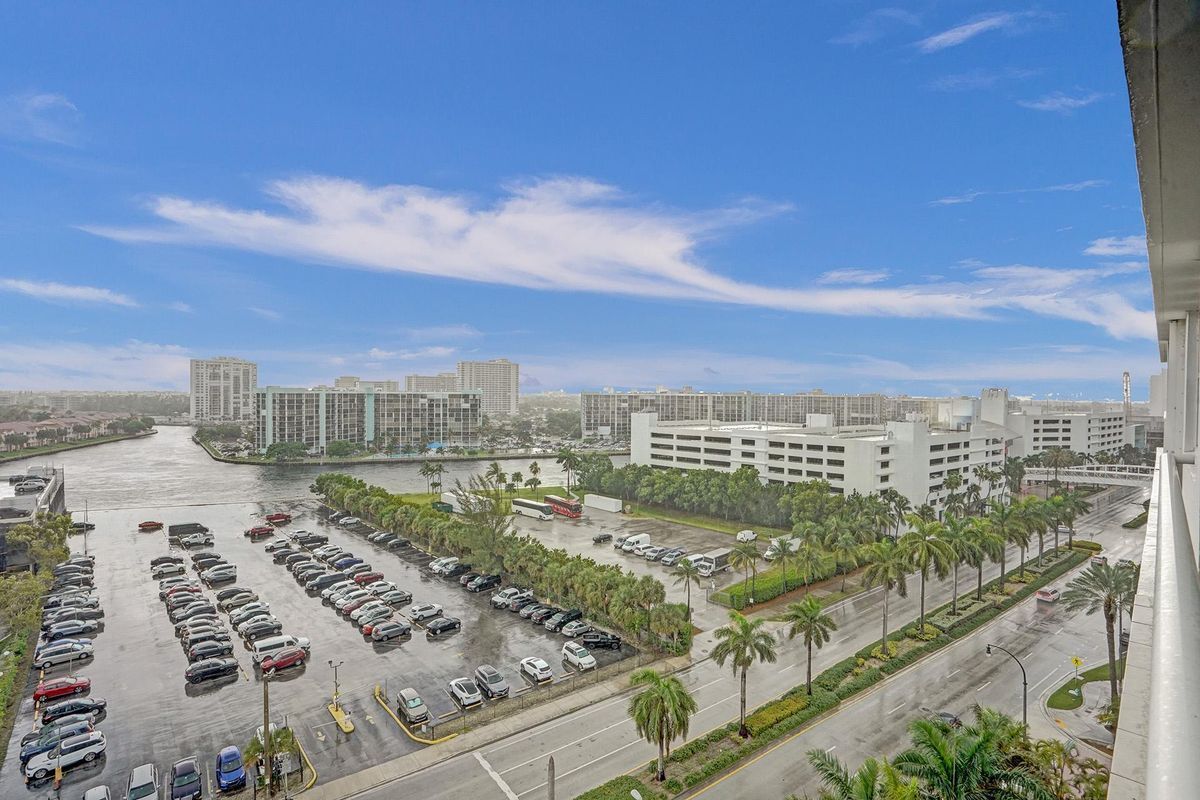 Building Photo - 3725 S Ocean Dr