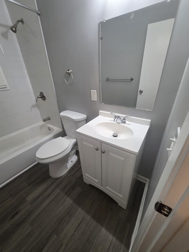 Building Photo - Beautiful 4 bedrooms and 1 bath home located on NE 38th St in Kansas City, MO
