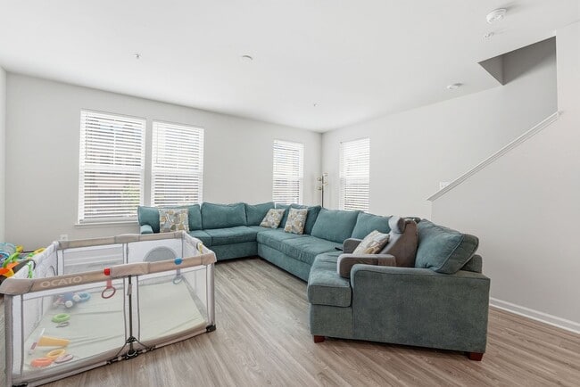 Building Photo - Welcome to this beautifully maintained residence in the heart of Hyattsville, where comfort and s...
