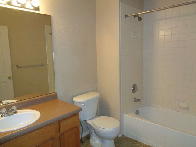 Building Photo - Super location close to shopping, schools,...