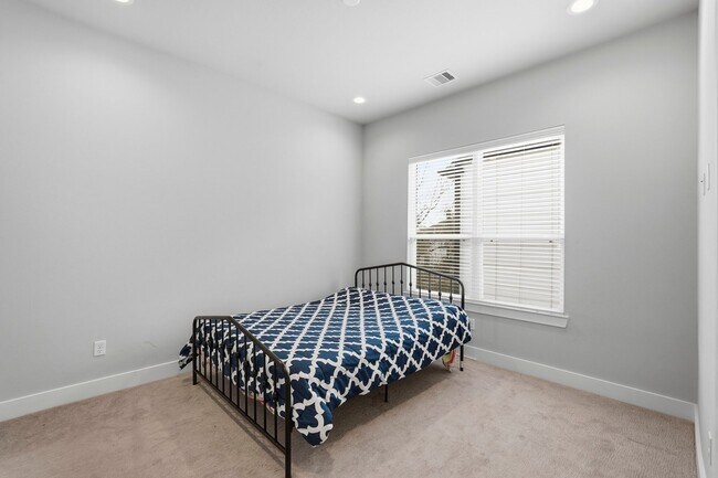 Building Photo - 3113 Paul Quinn St