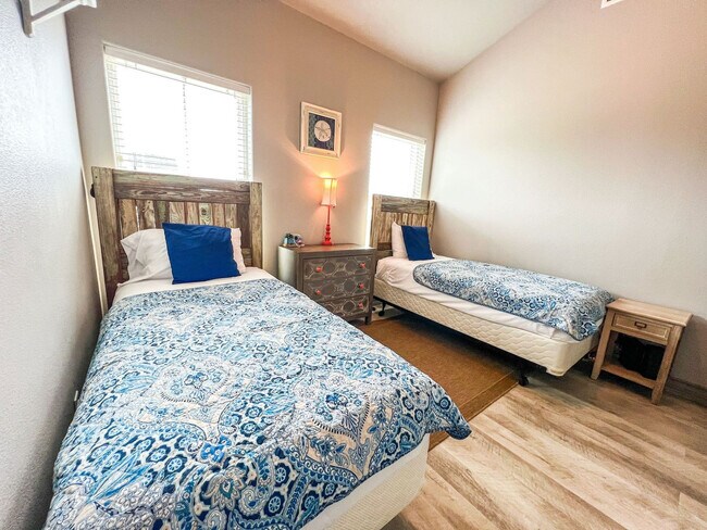 Building Photo - 4037 Summit Dr