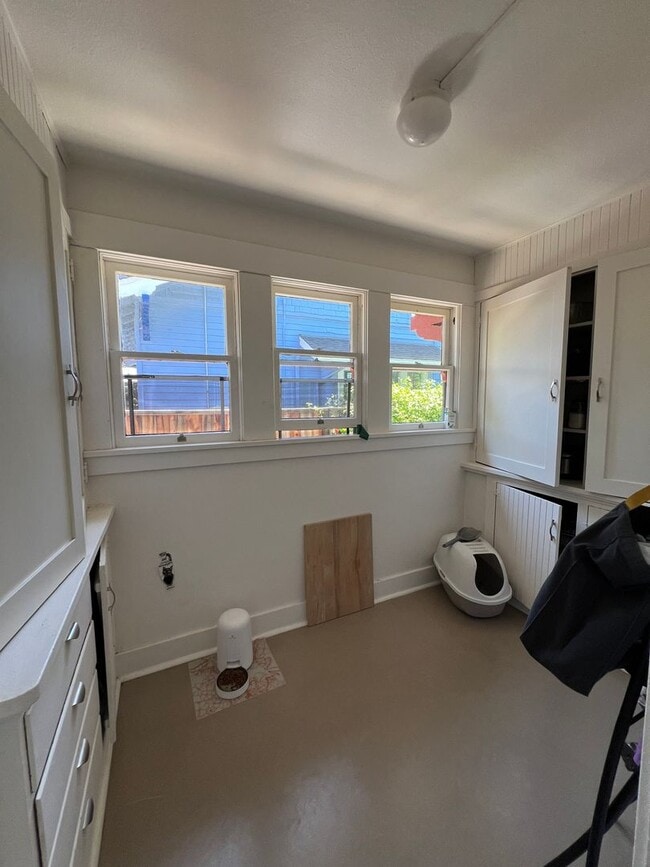 Building Photo - Charming 1910 Craftsman Home – 3BR/2BA + B...