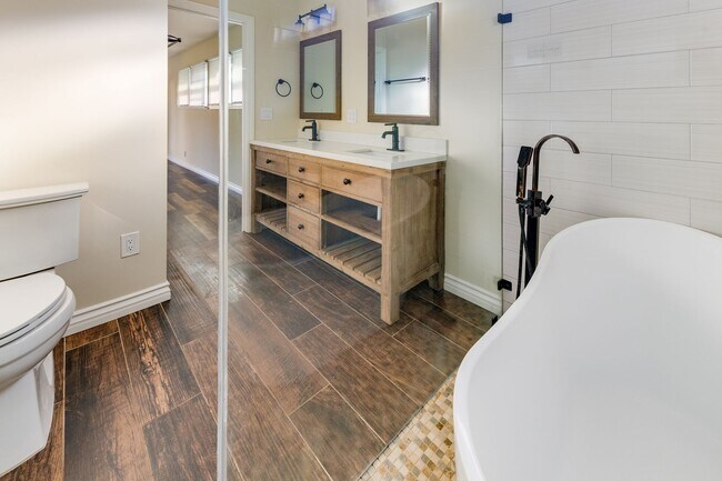 Building Photo - Beautifully Remodeled 4 Bed / 2 Bath Home in Prime Inglewood — Detached Garage + Spacious Yard
