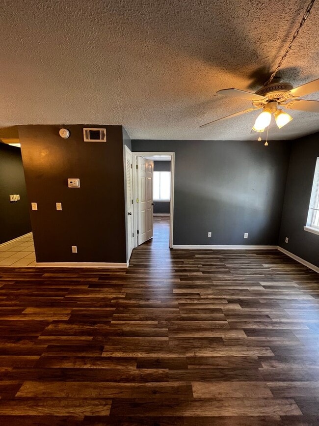 Building Photo - 1/1B 2nd floor unit located in Jacksonvill...