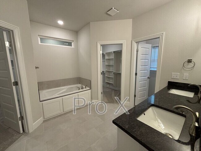 Building Photo - 1908 Charles St