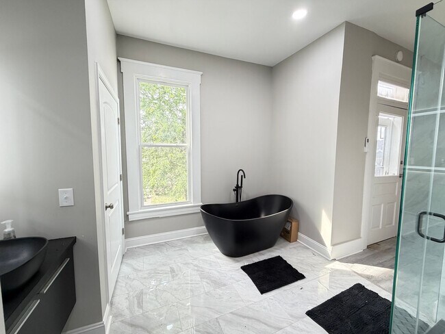 Building Photo - Huge 4 Bed and 2.5 Bath Home!