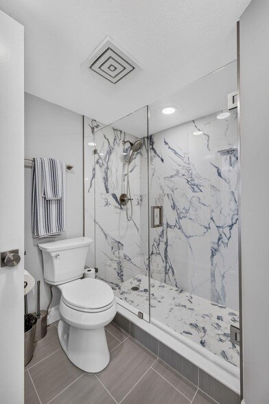 Building Photo - 9650 S Ocean Dr