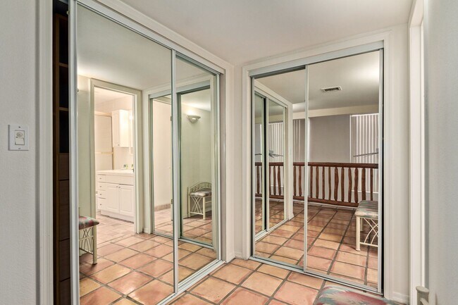 Building Photo - RESORT Style FULLY-FURNISHED Condo in Paradise Valley - 4 bedroom / 2.5 bath