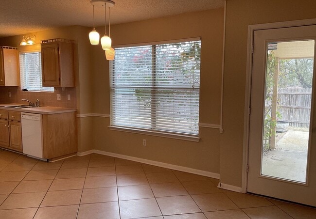 Building Photo - 1701 Tanglewood Dr