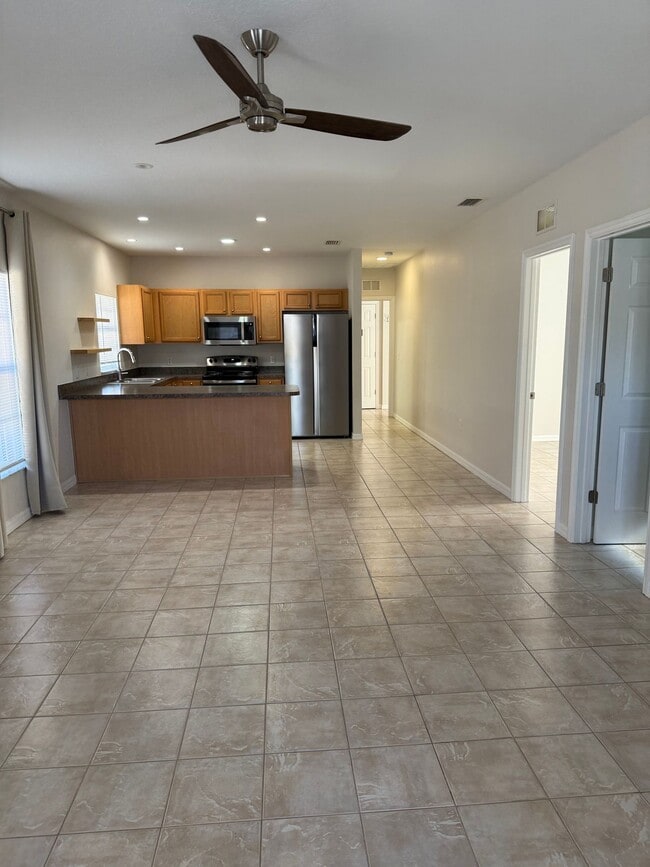 Building Photo - Awesome location and close to a park!