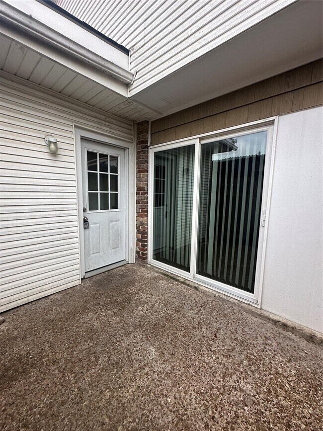 Building Photo - 10004 Westview Dr
