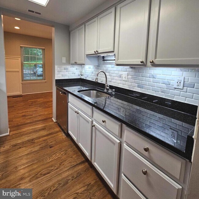 Building Photo - 6430 Shannon Station Ct