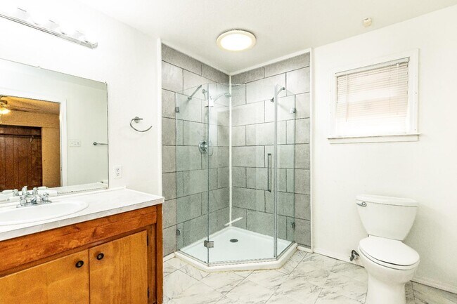 Building Photo - 2513 26th St