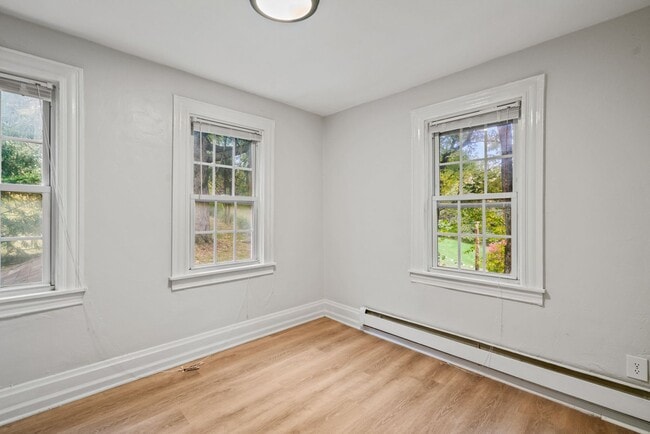 Building Photo - MOVE IN SPECIAL! SCORE HALF OFF 1ST MONTH'...