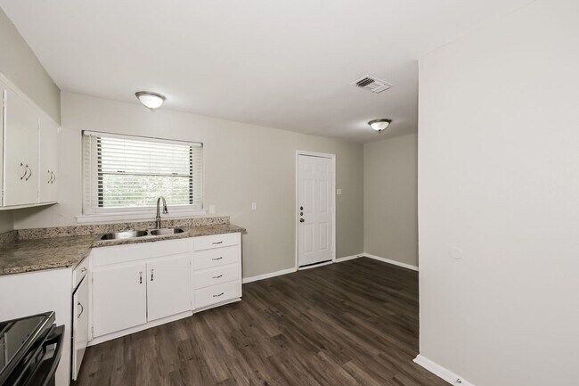 Building Photo - Coming Soon! 3 BR/1BA | Updated Single Family Home | 1-Car Garage | Shaded backyard!