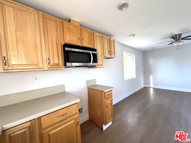 Building Photo - 1016 W 109th Pl