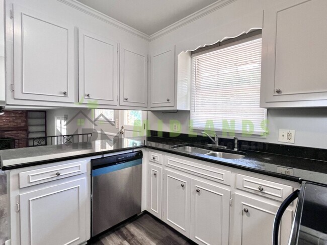 Building Photo - 300 Lydgate Dr
