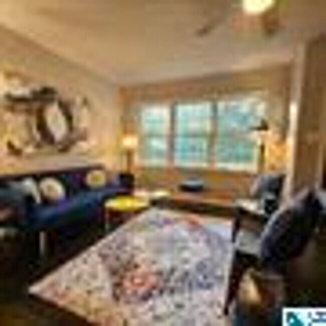 Building Photo - Charming 4 Bedroom, 1 Bathroom house