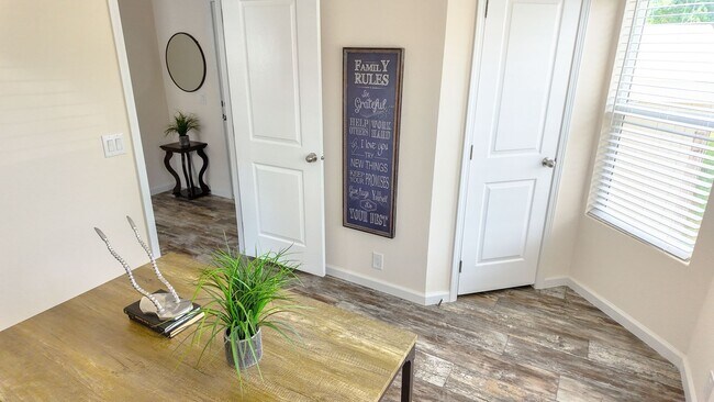 Building Photo - Newer West Sac Home