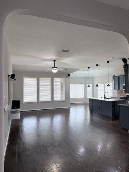 Building Photo - 2010 Silver Moon Dr