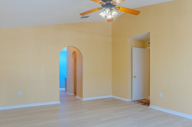 Building Photo - Spacious 4-Bed Groveland Home with Attached Garage, Central Air, and Private Patio