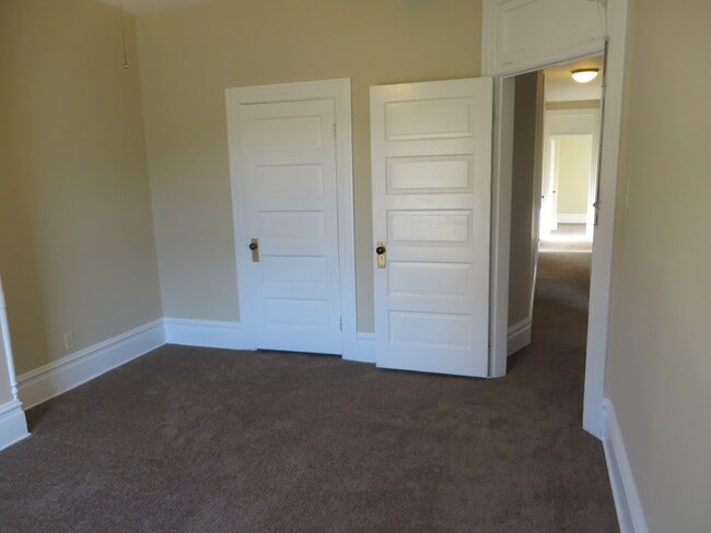 Building Photo - 5 Bedroom Home in the very core of Downtown (West Central, Downtown)