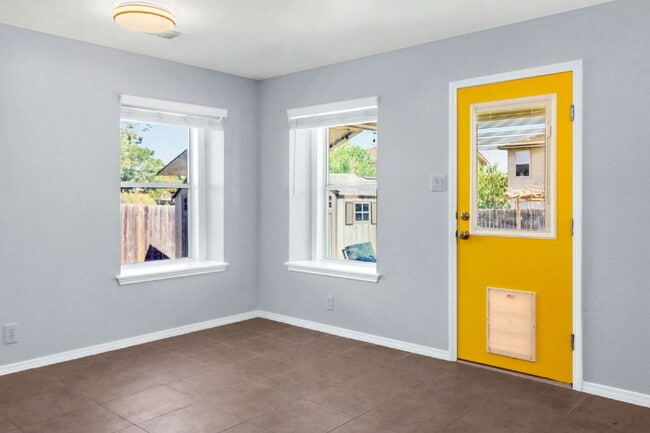 Building Photo - 406 Reba