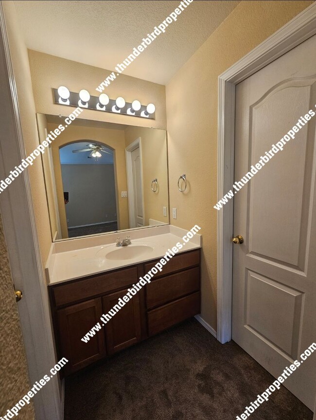 Building Photo - Located in a Gated community!!!