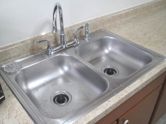 Building Photo - 33 N Clifton Ave