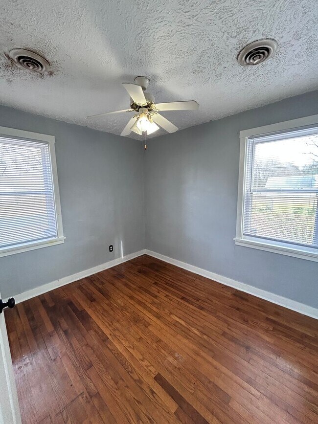 Building Photo - Available Now! | Charming 2 Bed, 1 Bath