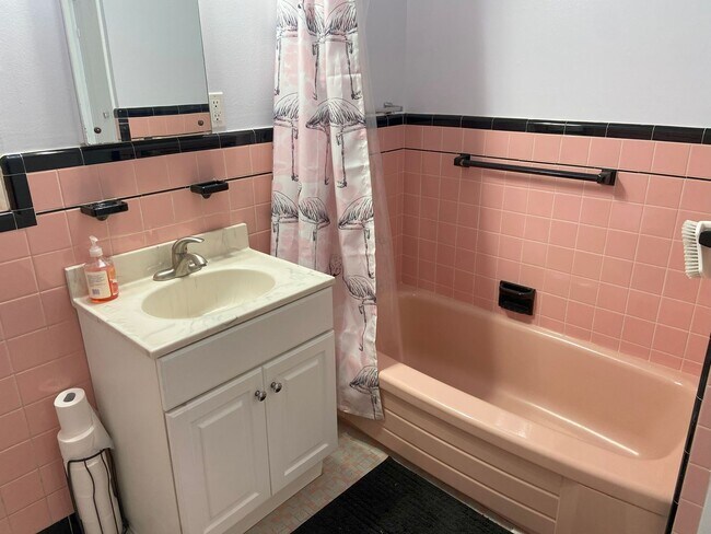 Building Photo - 1st Floor 2Bd / 1Ba  Flat With Garage Parking