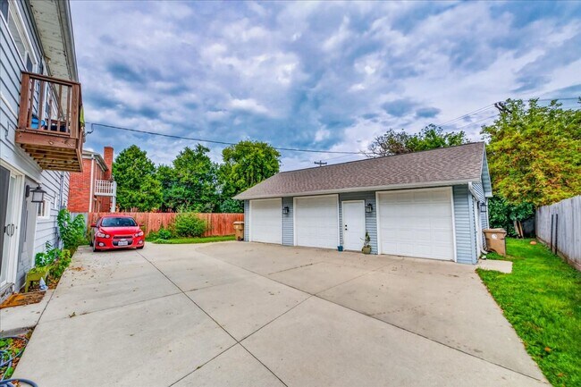 Building Photo - 4310 Mohawk Dr