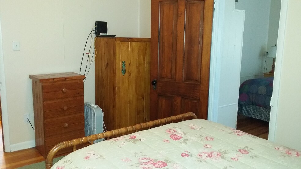 Middle bedroom - door adjoins to back bedroom (furnishings not included with rental) - 607 Harrison Ave